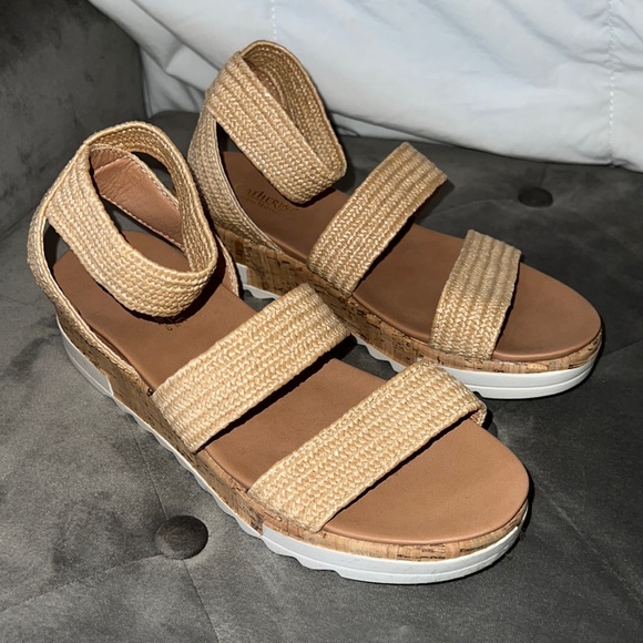 Women’s Platform Wedge - Picture 1 of 4